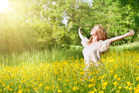 BONECO_Allergy_Woman_meadow_breathe_free